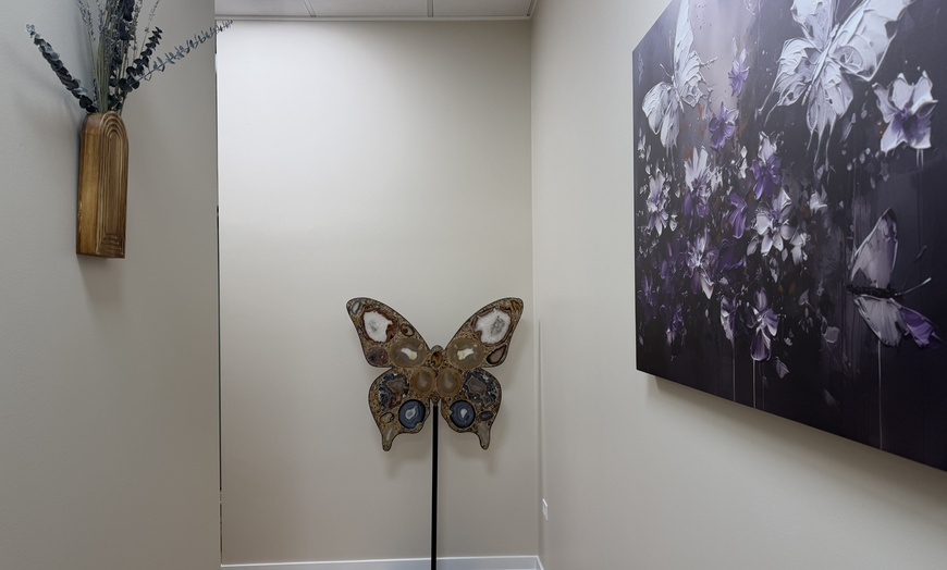 Image 5: Tailored Massages & Custom Facials for Relaxation & Glow