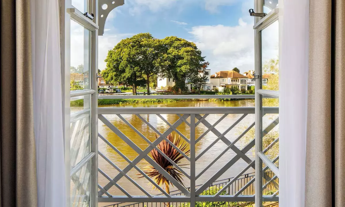 Surrey: Classic Double Room/Double River View Room for Two