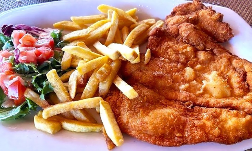 Image 6: Menú con gran variedad de platos y copa de vino para 2 o 4 personas