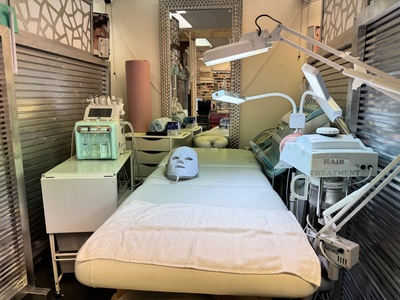 Four Hydrafacials with Glowing Skin - Silky Beauty Salon INC