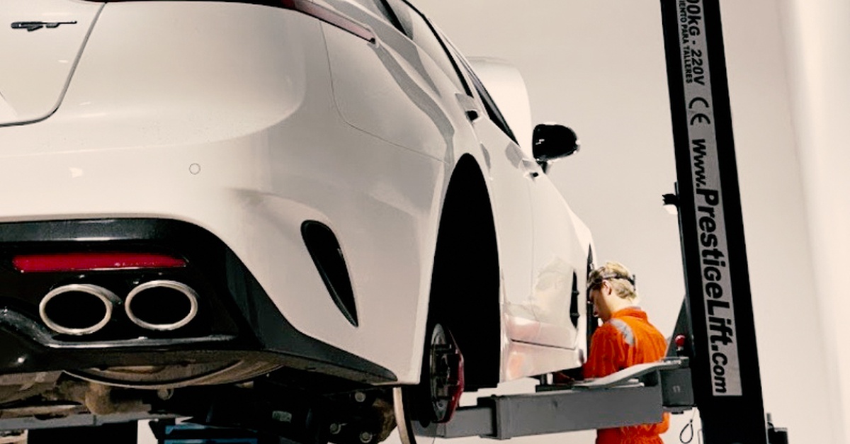 Servicio de cambio de aceite Castrol 5W30 y filtros para coche en Valencia