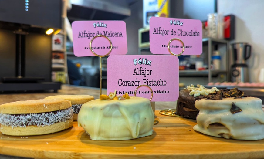 Image 5: Menú de brunch o merienda con platos salados, dulces, cafés y zumos