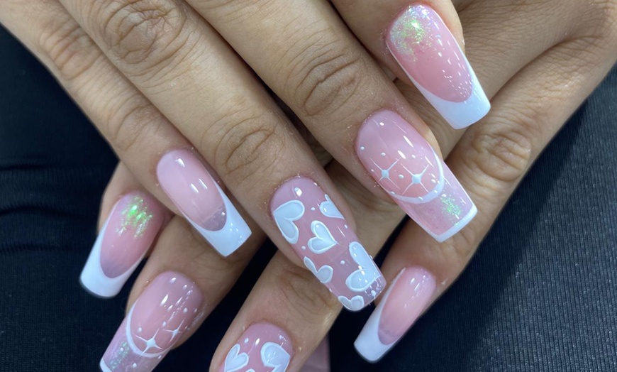 Image 8: Manicura, pedicura o primera puesta de uñas de gel/acrílico y diseño 