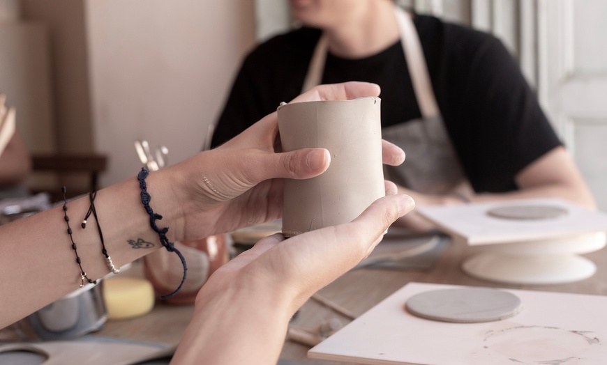Image 5: Taller creativo de cerámica y vino Wine & Clay para 1 o 2 personas