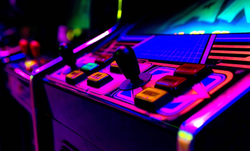 Image 12: Pase o descuento del 10 % para evento en sala de recreativos retro