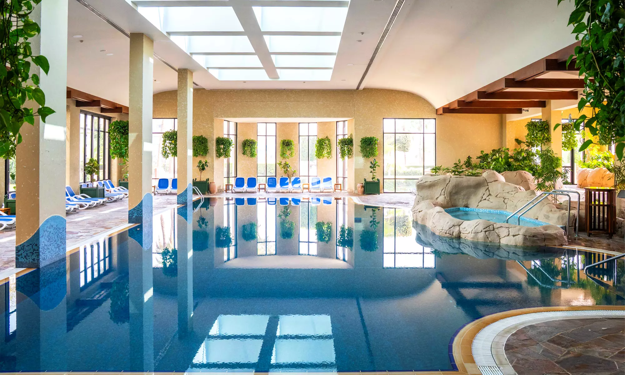 5*Dubai: One-Night Stay with Breakfast and Waterpark Access