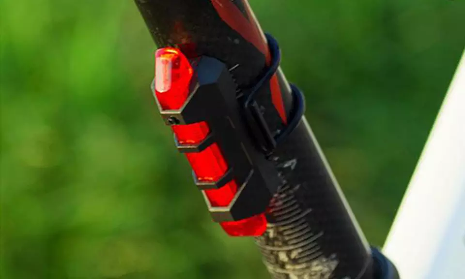 1x oder 2x Fahrrad-LED-Rückleuchte mit micro-USB-Nachladefunktion in Weiß, Rot oder Blau inkl. Versand - Primary Image