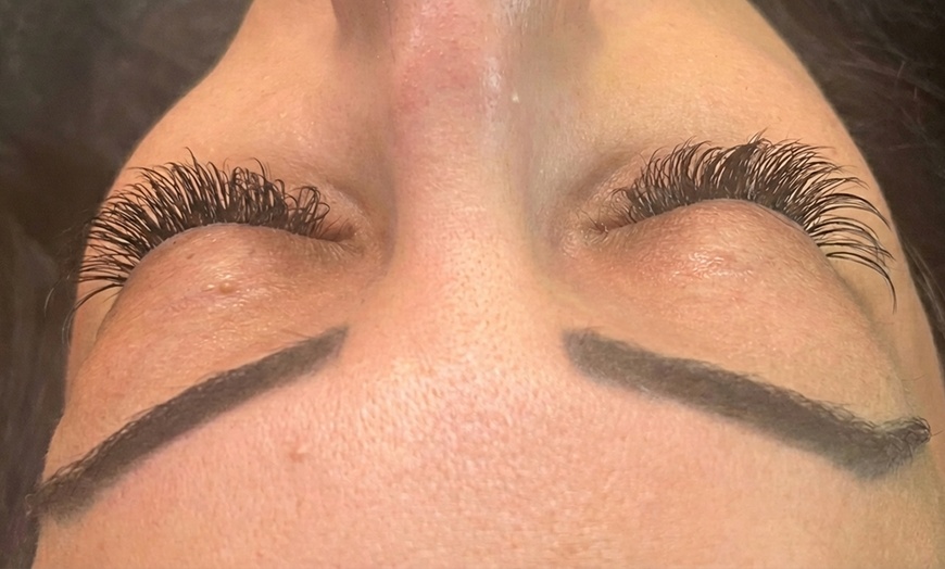 Image 13: Effortless Beauty: Transform Your Look With Full Set & Fill-In Lashes
