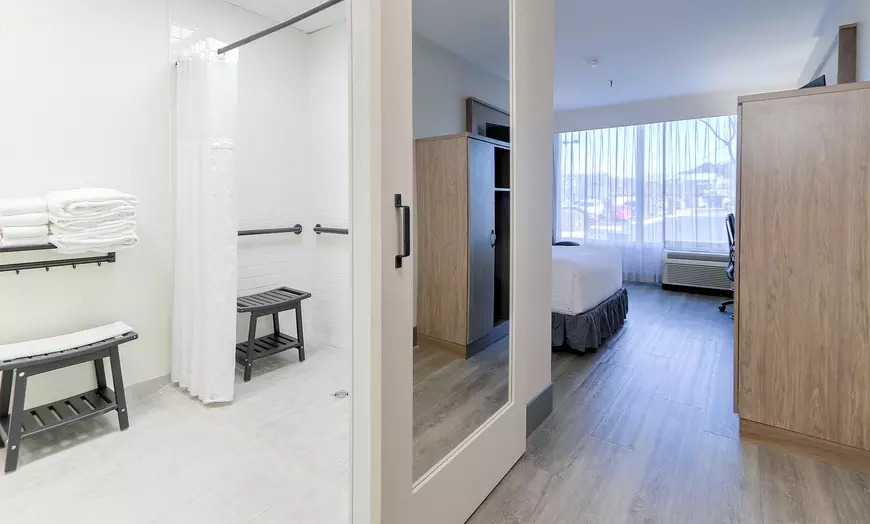 Accessible Queen Room with Roll-in Shower