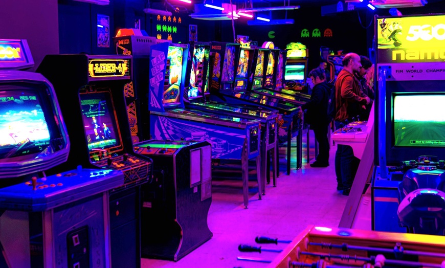 Image 13: Pase o descuento del 10 % para evento en sala de recreativos retro