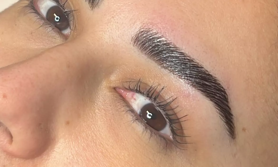 Augenbrauen-Lifting, optional mit Färben, für 1 Person