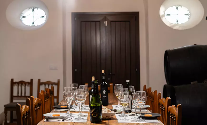 Image 7: Visita a bodega y cata de 5 vinos premiados o almuerzo/cena para 2 o 4