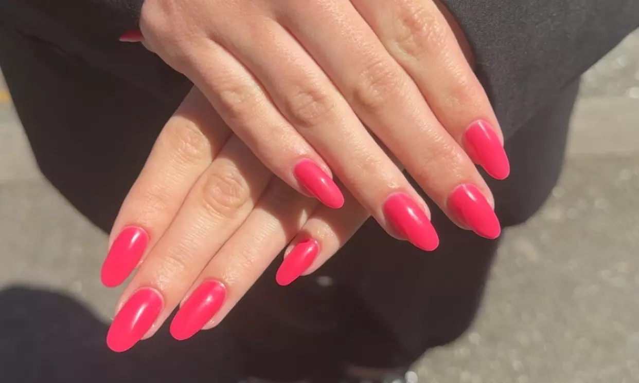 Beauté des mains express et pose de vernis semi-permanent