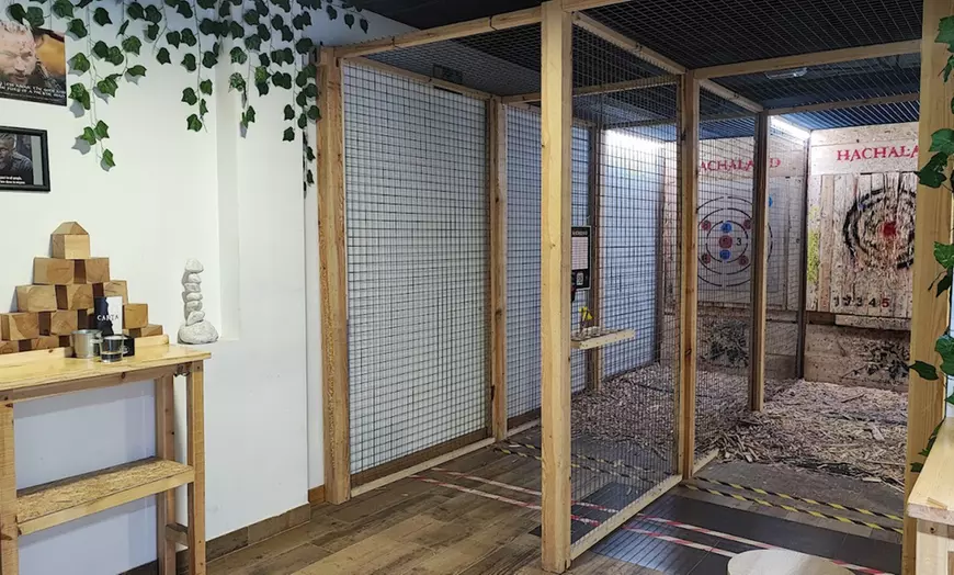 Image 7: Tiro de hachas para 2 o 4 personas entre semana o finde
