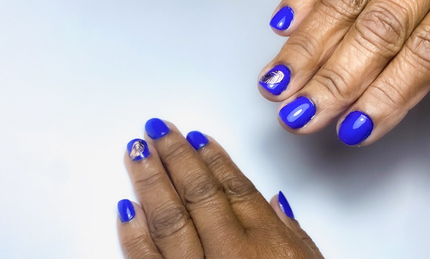 Image 8: Manicura y/o pedicura o primera puesta de uñas con soft gel