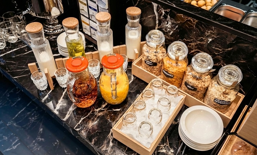 Image 8: Reichhaltiges internationales Frühstücks vom großen Buffet