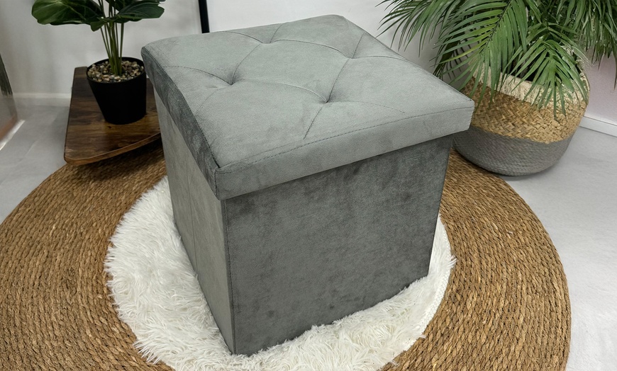 Image 11: Puff cuadrado con tapizado de terciopelo