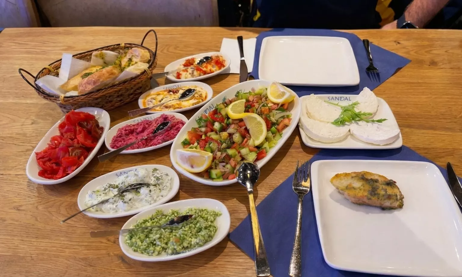 Meze-Platte mit 6 der 12 Meze für 2 oder 4 Personen
