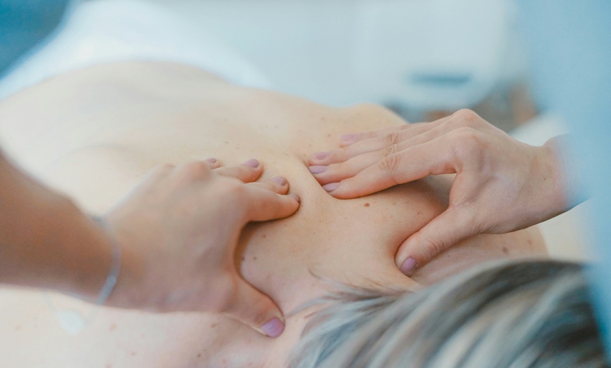 Image 1: 1 o 3 sesiones de fisioterapia, osteopatía y masaje Shiatsu de 60 minutos para 1 persona, ahorra hasta un 64%