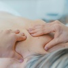 Image 1: 1 o 3 sesiones de fisioterapia, osteopatía y masaje Shiatsu de 60 minutos para 1 persona, ahorra hasta un 64%