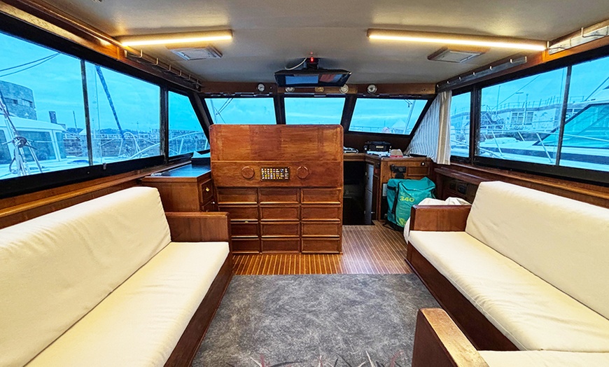 Image 4: Paseo de 2 horas en barco con picoteo y bebida para 1, 2 o 4 personas