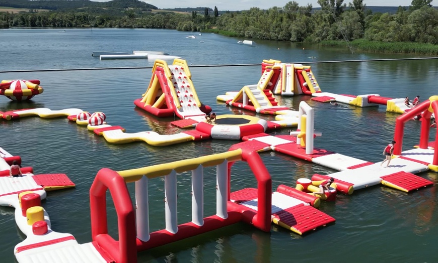 Image 3: Glissades, rires et soleil : vivez l’expérience Grand Bleu WakePark !