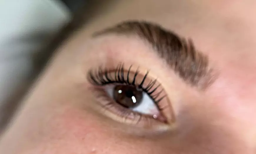 Image 5: Arreglo de cejas y pestañas: lifting, laminado, extensiones y más 