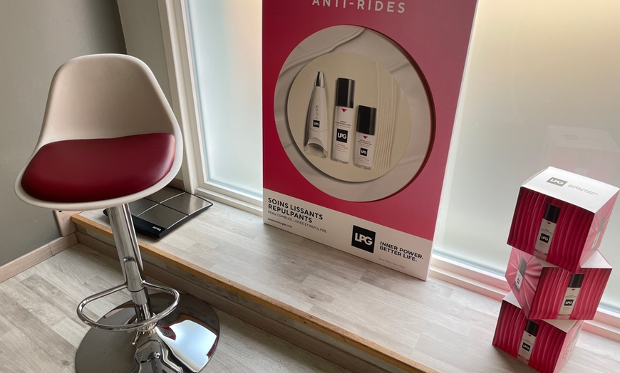 Image 7: Massage californien et soin du visage en option à Lyon