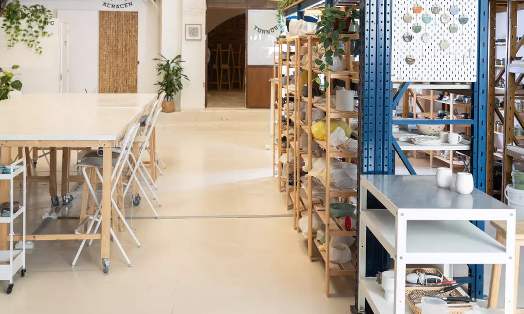 Taller de cerámica con desayuno o aperitivo a elegir para 1 o 2 personas