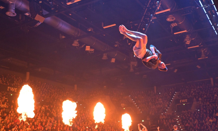 Image 3: 2 oder 3 Tickets für Feuerwerk der Turnkunst "Viva" im Januar 2026