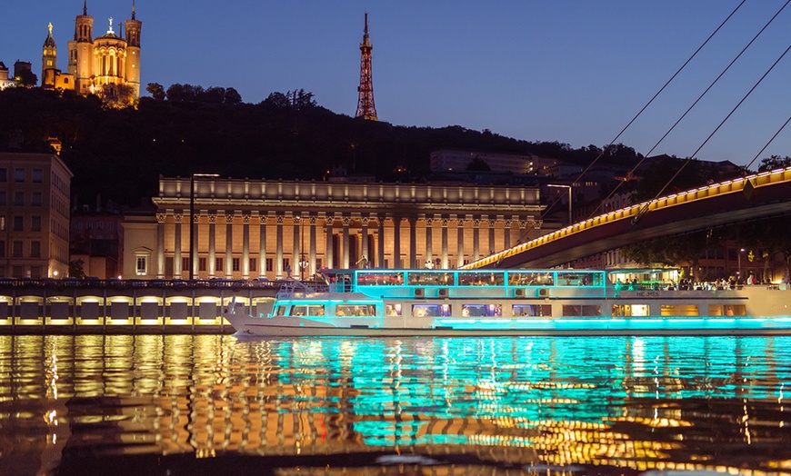 Image 2: Dîner pour 2 au fil de l’eau : découvrez Lyon différemment