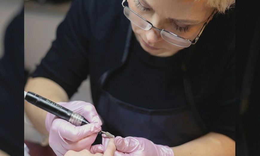 Image 3: Kosmetische Maniküre und / oder Pediküre mit Schellack oder Gellack