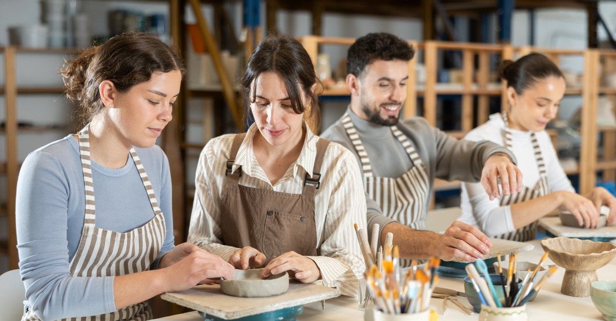 Taller de cerámica con bebida y aperitivo en Barcelona