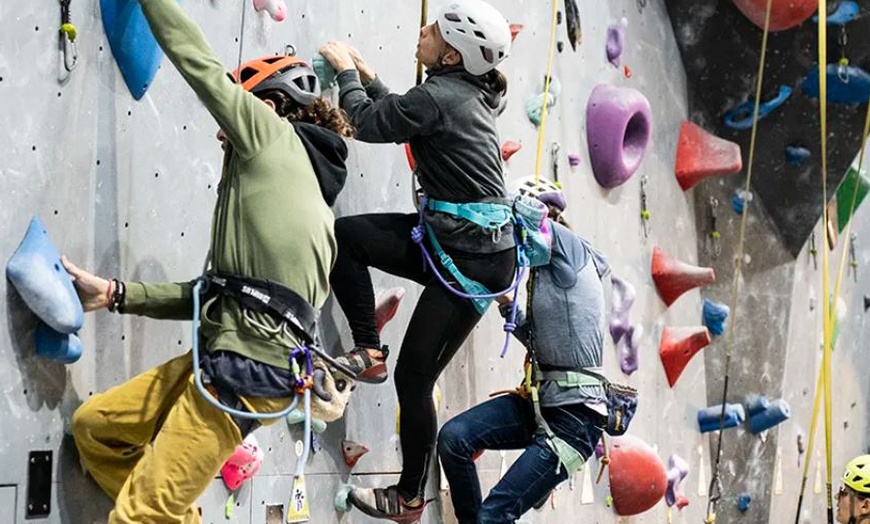 Image 6: Escalada libre o en familia con material y 1 h de profesor incluido