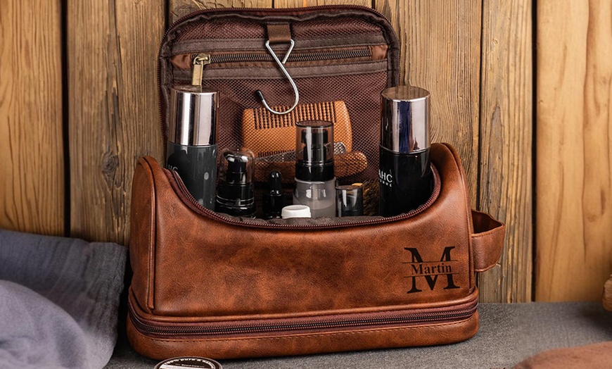 Image 1: Personalisierbarer Kulturbeutel für Herren mit Text oder Initialen