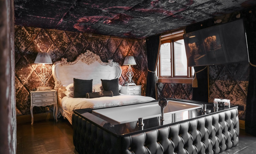 Image 5: Oxfordshire: 5* Luxurious Hotel Break with Dinner & Champagne