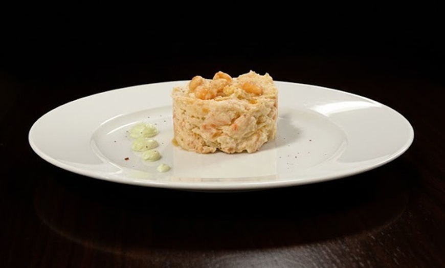 Image 4: Menú Esencial o Premium con entrante, principal, postre, bebida o vino