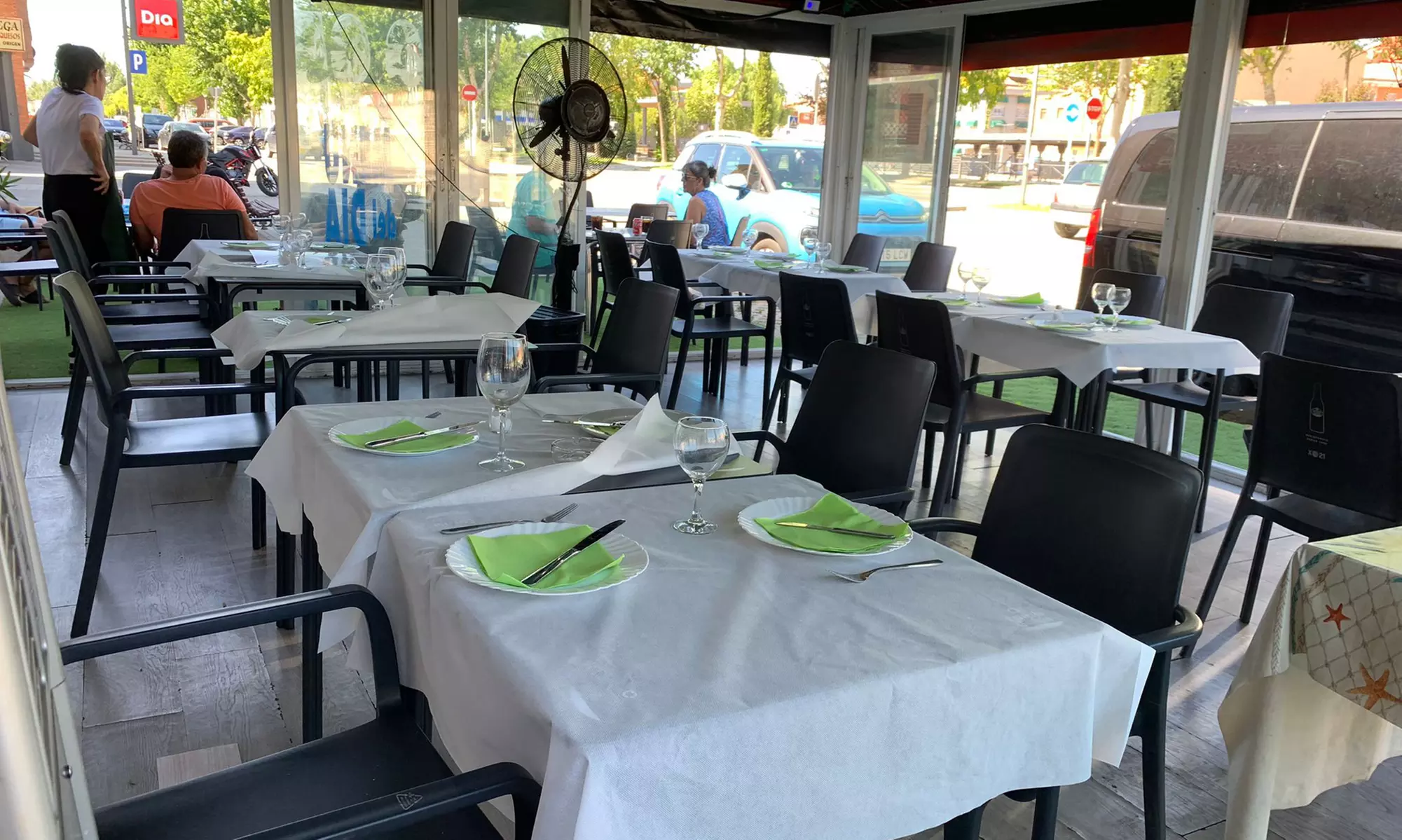 Menú Cochinillo para 2 o 4 con entrante, postre y botella de vino