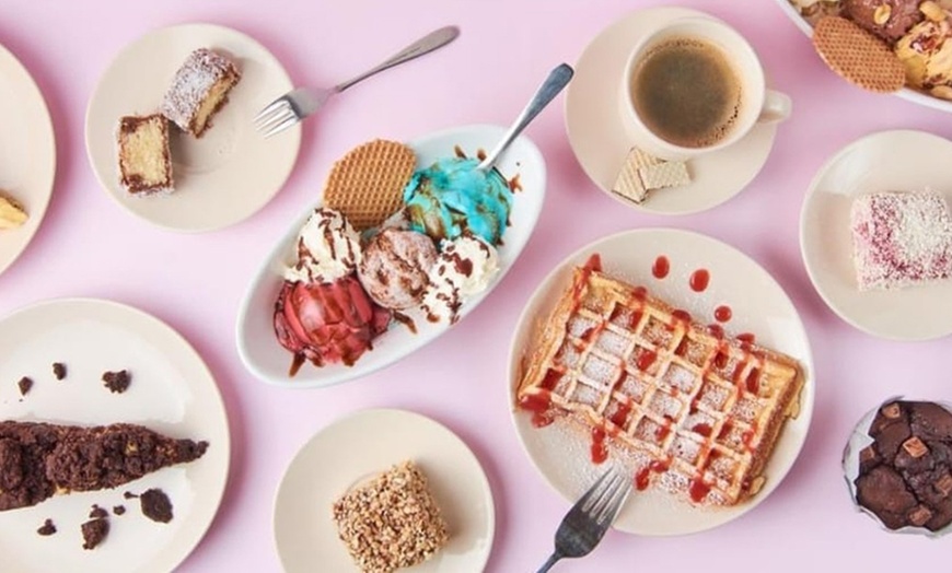 Image 4: 2 hausgemachte Kuchen nach Wahl o. 2 belgische Waffeln mit Puderzucker