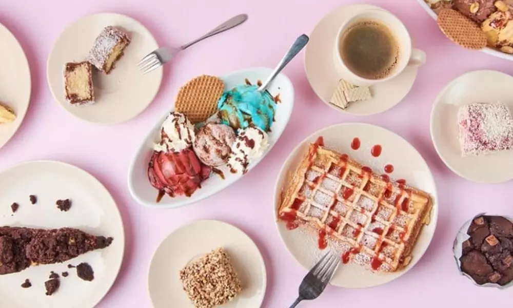 2 hausgemachte Kuchen nach Wahl o. 2 belgische Waffeln mit Puderzucker