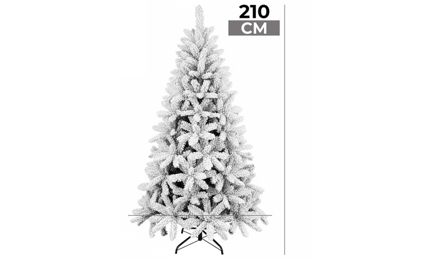 Image 8: Albero di Natale innevato realistico
