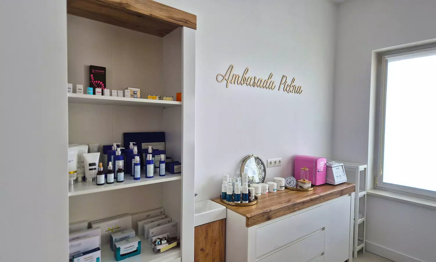 Liftingujący masaż kobido z opcjonalną maską w salonie Ambasada Piękna (do -35%) - Second Medium