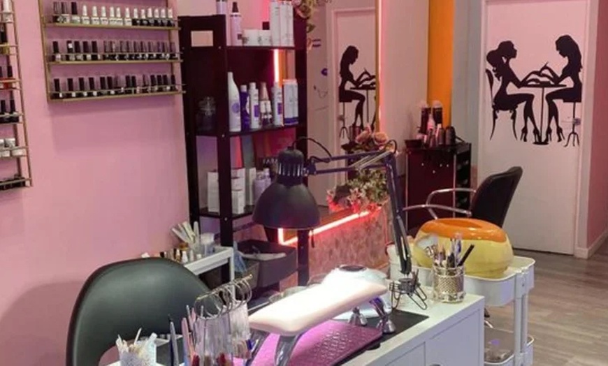 Image 4: Manos y pies radiantes con manicura, pedicura o manipedicura