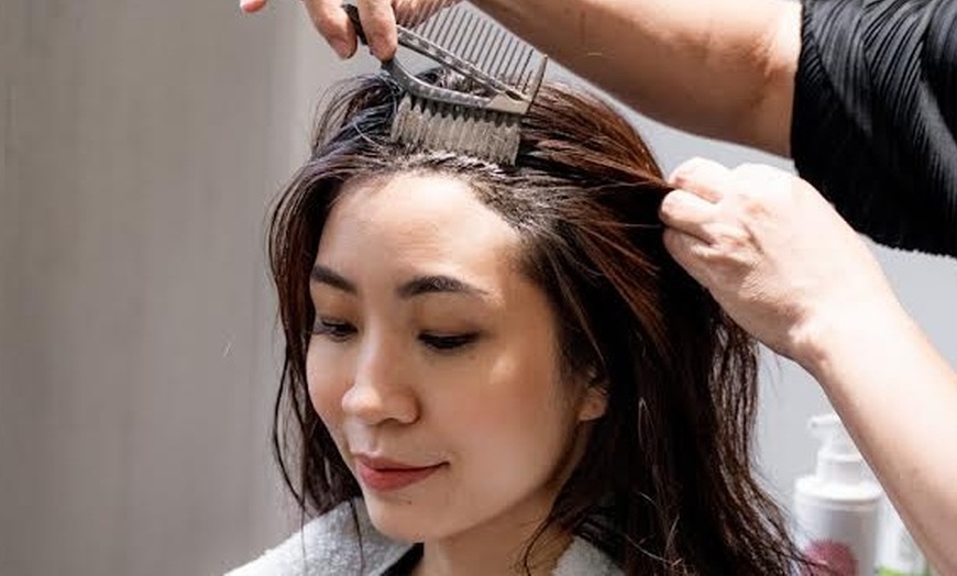 Image 3: Head spa capilar coreano detox o prémium con bebida de cortesía