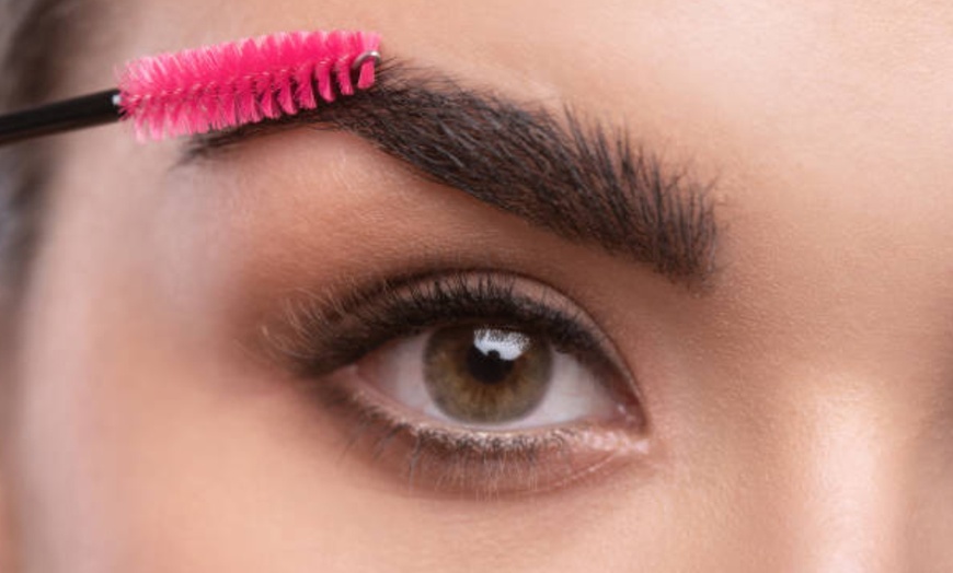 Image 10: Sesión de microblading, microshading o micropigmentación