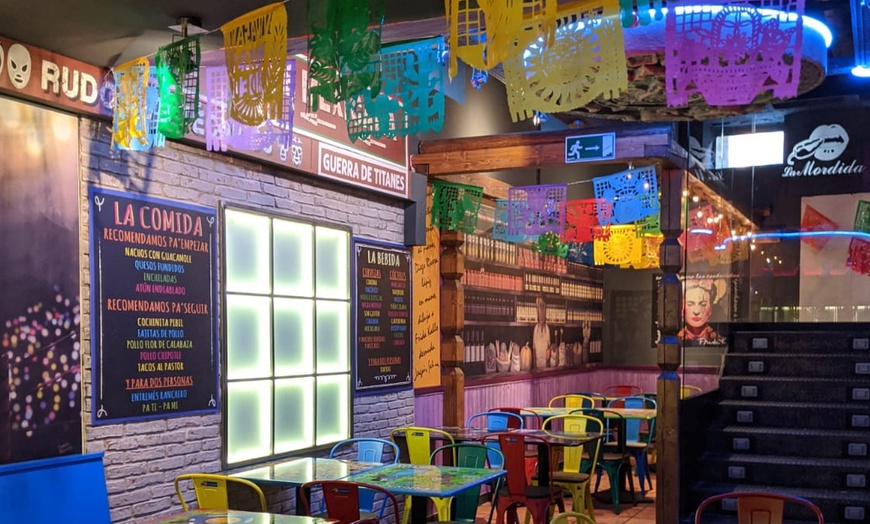 Image 17: Menú degustación mexicano con nachos, tacos y bebida para 2 personas 