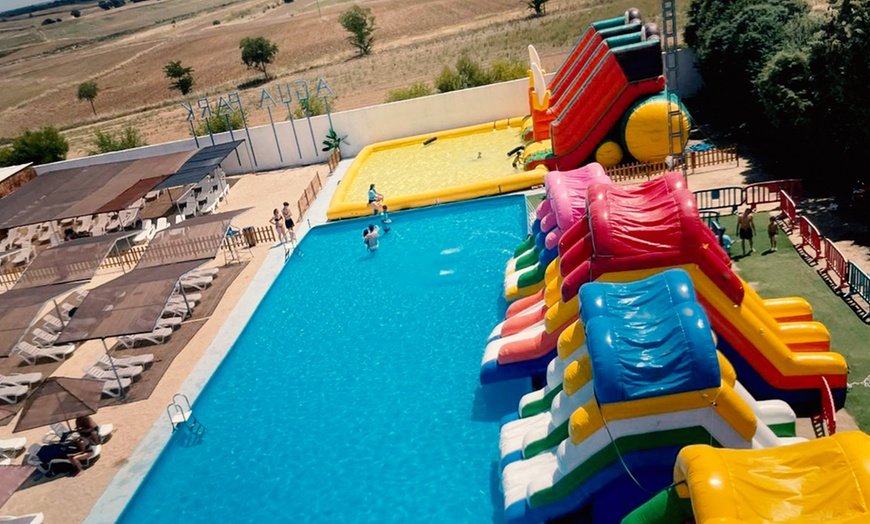 Image 1: ¡Una aventura acuática para niños o adultos en Aguapark Toledo! 