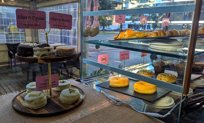 Image 7: Menú de brunch o merienda con platos salados, dulces, cafés y zumos