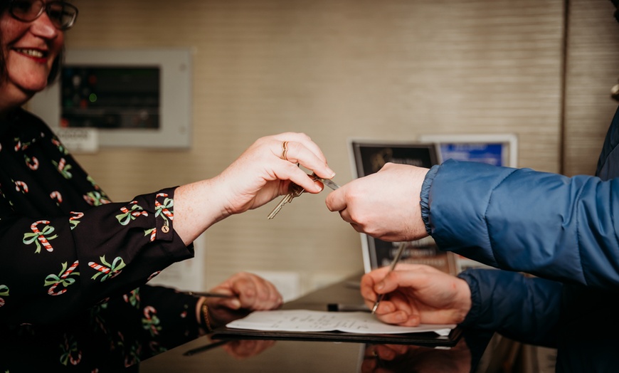 Image 3: Greater Manchester: 2 Nights with Breakfast, Dinner and Bottle of Wine