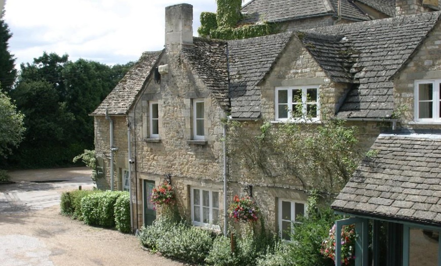 Image 2: Stay with Breakfast in Cotswolds